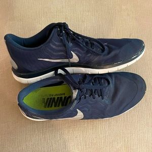 Mens Nike Free Run 4.0 shoes Navy in color